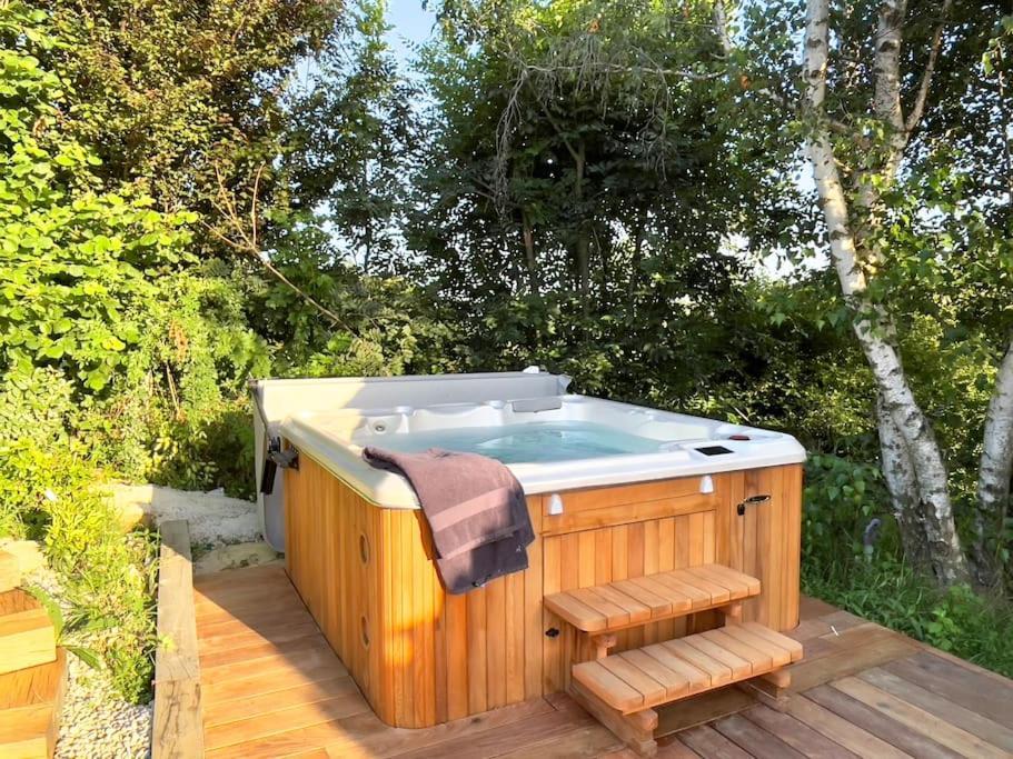 Gite De Charme 5 Etoiles Pour Couple Avec Sauna Et Jacuzzi Exterieurs Privatifs Peaugres Exterior foto