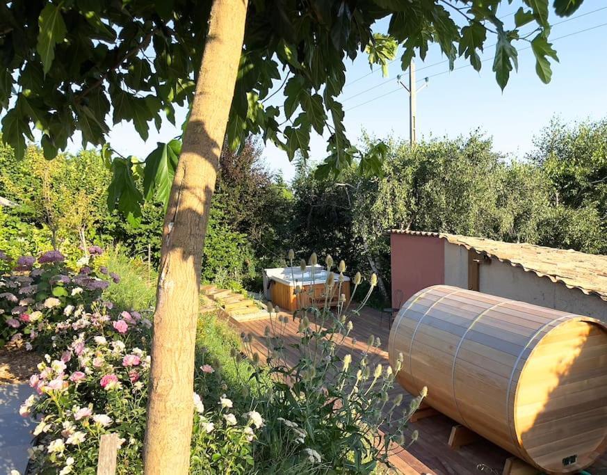 Gite De Charme 5 Etoiles Pour Couple Avec Sauna Et Jacuzzi Exterieurs Privatifs Peaugres Exterior foto