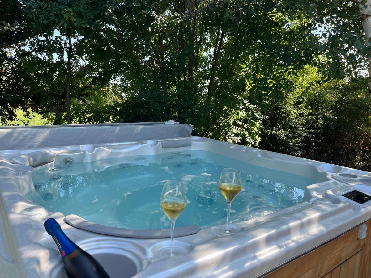 Gite De Charme 5 Etoiles Pour Couple Avec Sauna Et Jacuzzi Exterieurs Privatifs Peaugres Exterior foto
